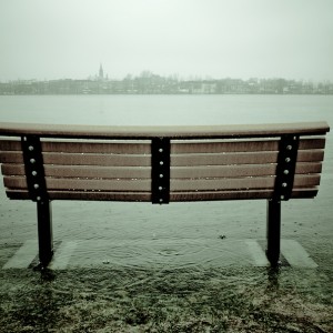 Joko toiminnallisten vatsavaivojen vähättelylle on nähtävissä loppu? Wooden bench with feet in the river during flood