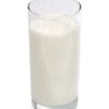1 syy sille miksi vatsa voi paremmin ulkomailla High transparent Glass of milk isolated on white